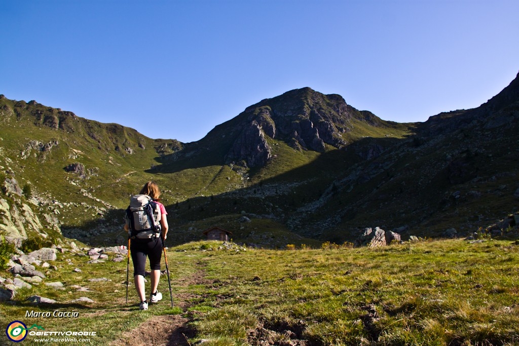 03_Verso il Passo di Mezzeno con l'omonimo monte.JPG